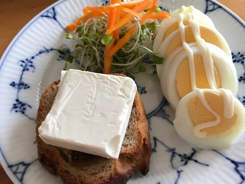 クリームチーズバケットと茹で卵、サラダの朝ごはん